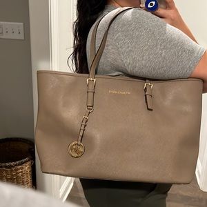 GREAT CONDITION- MICHAEL KORS carry all tote